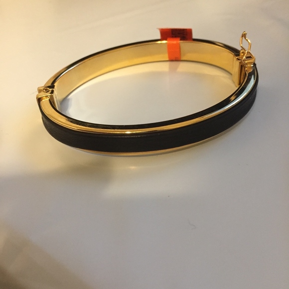 Beautiful 18k Gold over Bronze Bangle Bracelet - Picture 4 of 8